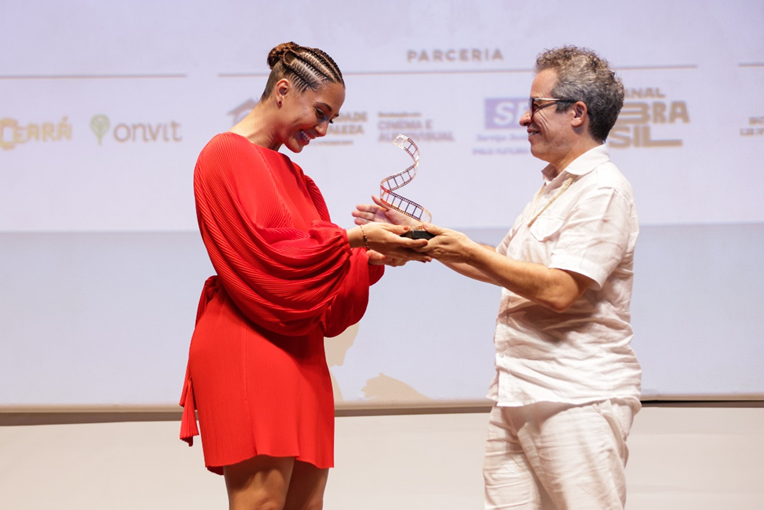 Noite de abertura do 32º Cine Ceará tem homenagem a Camila Pitanga e exibição de longa local